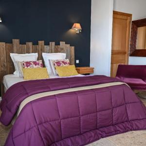 维琪奥港尚布勒酒店－比安卡卡萨的客房内床上的大紫色棉被