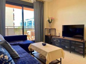 托雷德尔马尔A&N La Vega 7的客厅配有蓝色的沙发和平面电视。