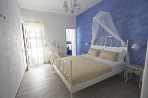 兰佩杜萨Venustas的卧室配有白色床和蓝色墙壁