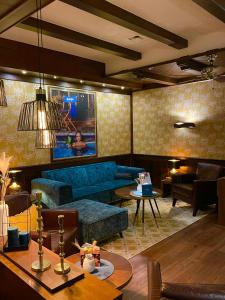 海德堡海德尔堡酒店的客厅配有蓝色的沙发和桌子