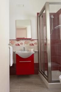 兰佩杜萨Venustas的一间带红色水槽和淋浴的浴室