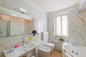 安齐奥Il canto delle Sirene的白色的浴室设有水槽和卫生间。