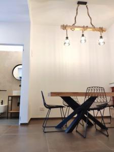 塞尔瓦迪法萨诺DaMami的一间带桌子和两把椅子的用餐室