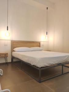 塞尔瓦迪法萨诺DaMami的一间卧室配有一张带两个灯的床