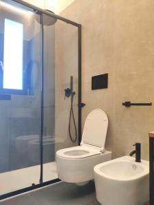 塞尔瓦迪法萨诺DaMami的浴室配有卫生间、淋浴和盥洗盆。