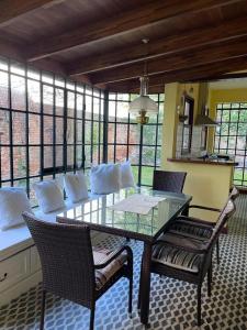 科洛尼亚-德尔萨克拉门托Villa Tamen - Colonia的一间设有玻璃桌和椅子的用餐室