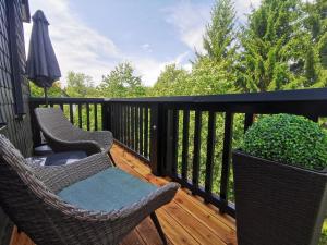 布劳恩拉格country-suites by verdino LIVING - Apartments & Suites的阳台配有两把椅子和一把伞