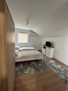 科尼茨Apartmani Jezero的一间卧室设有一张床和一个窗口