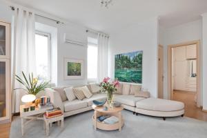 波塔莫斯Corfu River Loft的客厅配有白色的沙发和桌子