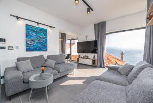 波斯蒂拉Villa Sanja的客厅设有两张沙发,享有海景