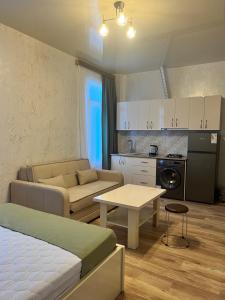 巴统Apartments NITA的客房设有床、沙发和桌子。