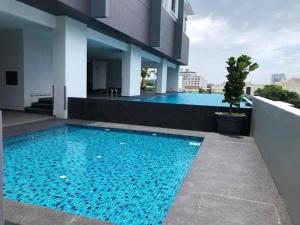 马六甲Melaka Town/Sea View/10 min to Jonker/4-6Pax(2015)的建筑物一侧的游泳池