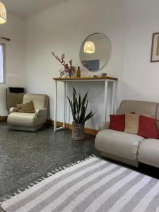 费德拉西翁Residencia del Norte的客厅配有两张沙发和一面镜子
