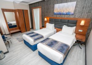 伊斯坦布尔The Bostancı Otel的酒店客房配有两张床和一张书桌