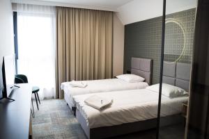 马尔堡BULVAR的酒店客房配有两张床和一张书桌