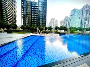 迪拜BLVD SkyView的一座位于城市的游泳池,有高大的建筑