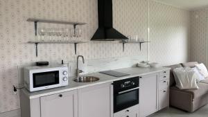 斯特伦斯塔德Crusellska Vandrarhemmet的厨房配有白色橱柜和微波炉。