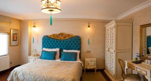 伊斯坦布尔İstanbul Bosphorus Hotel Symbola的一间卧室配有蓝色的床和蓝色床头板