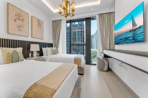 迪拜BLVD SkyView的酒店客房设有两张床和大窗户。