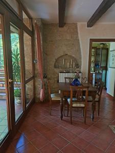CardileLa Casa Di Lidia的一间带木桌和椅子的用餐室