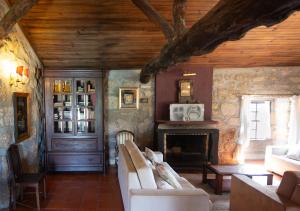 雷森迪Quinta da Graca- Complexo Turistico的带沙发和壁炉的客厅