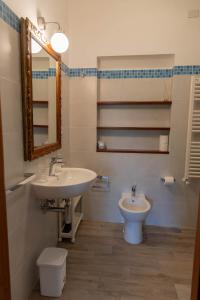 圣费利切-奇尔切奥B&B Cavalieri的一间带水槽和卫生间的浴室