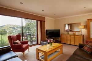 PennalMacdonald Plas Talgarth Resort的带沙发和电视的客厅