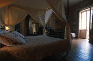 Bourg-sur-Gironde德拉格雷夫城堡住宿加早餐旅馆的一间卧室配有一张带天蓬的床