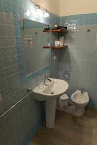 圣费利切-奇尔切奥B&B Cavalieri的一间带水槽和卫生间的浴室