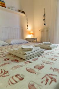 圣费利切-奇尔切奥B&B Cavalieri的两张床,床顶上配有毛巾