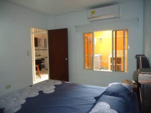 内瓦Apartamento amoblado Neiva¡! capacidad 2 personas的一间卧室配有蓝色的床和镜子