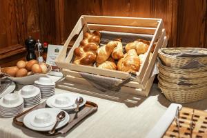 波斯基亚沃Altavilla, Rooms & Breakfast的桌上的羊角面包和其他糕点