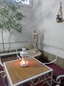 戈多伊克鲁斯CASA OLGUITA的坐在一张桌子上的雕像