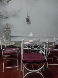 戈多伊克鲁斯CASA OLGUITA的一间设有两把椅子和一张带蜡烛的桌子的房间
