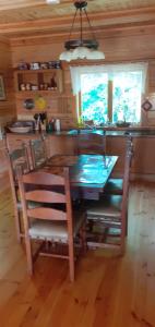 PabradėVila Mera的厨房里配有餐桌和椅子