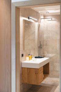 维皮泰诺兰娜霍夫酒店的浴室设有白色水槽和镜子