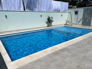 莫斯塔尔Villa Draga的蓝色海水大型游泳池