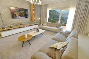 科托尔Boka Devine Residence的客厅配有沙发和桌子