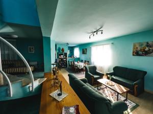 莫斯塔尔Villa Draga的客厅拥有蓝色的墙壁和绿色的家具