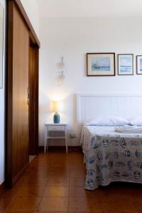 圣费利切-奇尔切奥B&B Cavalieri的一间卧室配有一张床和一张带台灯的桌子