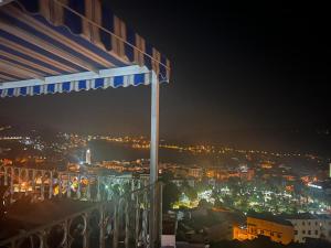 舍夫沙万NOUARA Appart'hotel的阳台享有夜间城市美景。