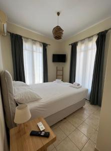 科里夏Anoixi Apartments的一间卧室配有一张大床和一张桌子