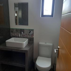 圣弗朗西斯角Let the good times roll-with inverter and wifi的浴室配有白色卫生间和盥洗盆。