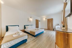 尤塔哈Akhdar Apartments的酒店客房设有两张床和柜台。