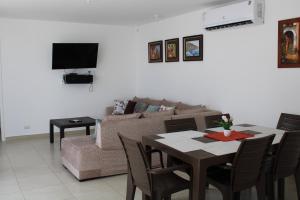 普拉亚斯CasaMuyuyo - Hermosa Casa de Playa a 1h20 de Guayaquil的客厅配有桌子和沙发
