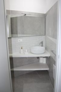 切列梅萨皮卡La Mia Villa的白色的浴室设有水槽和镜子