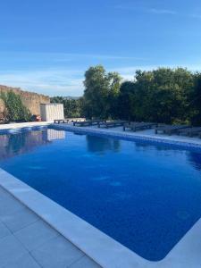 阿尔科巴萨Quinta Estrela d'Alva的蓝色水域和长凳的大型游泳池