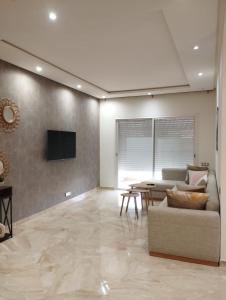 西迪拉哈尔Casabay appartement pied dans l'eau 87 m2的客厅配有沙发和桌子