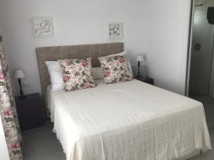 奥利维拉Campagne luxueuse de Sitges的卧室配有白色的床和2个枕头