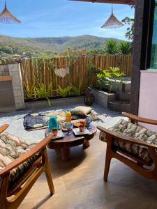 西波山Loft Mandalua的享有美景的庭院配有桌椅。